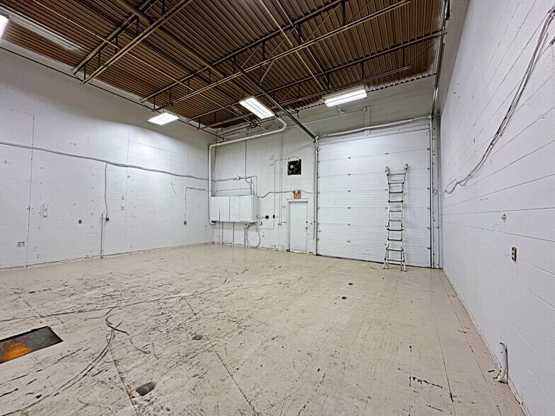 More Photos Of 8127 Fraser Av, Fort McMurray Service For Lease