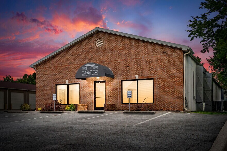 More Photos Of 131 Corporate Dr, Clarksville Flex For Lease