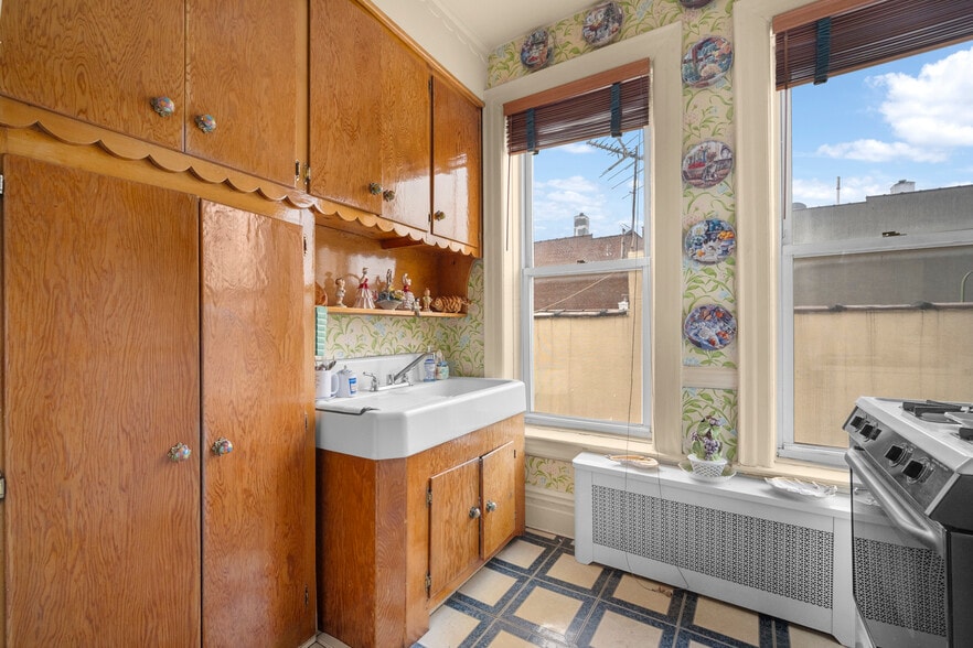 More Photos Of 3172 44th St, Astoria Multifamily For Sale