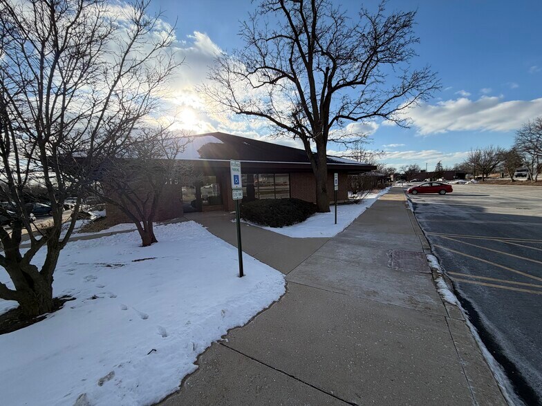 More Photos Of 511-515 Thornhill Dr, Carol Stream Unknown For Lease