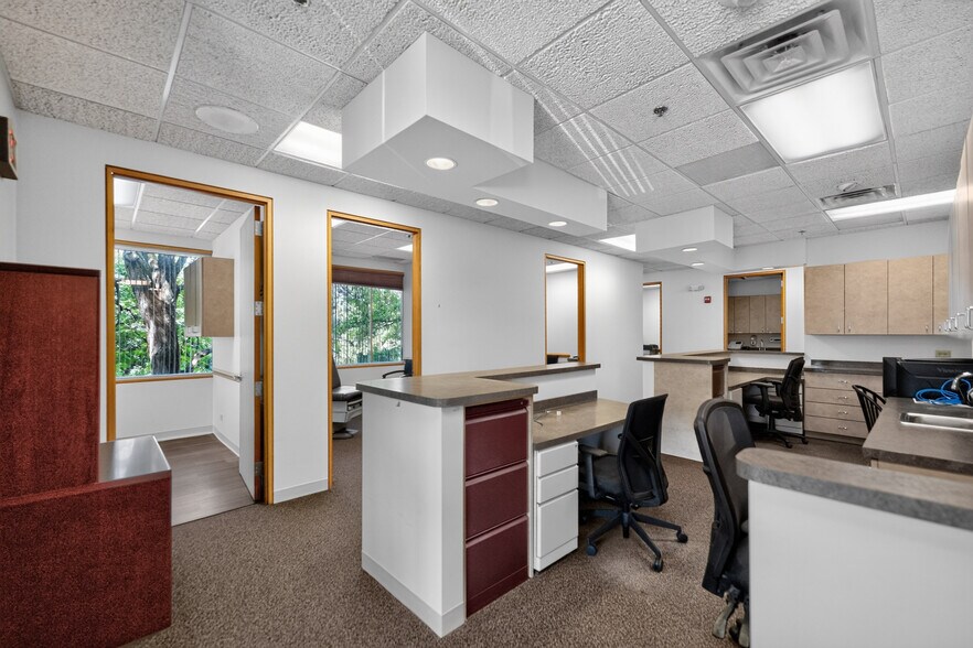 More Photos Of 290 Springfield Dr, Bloomingdale Medical For Lease