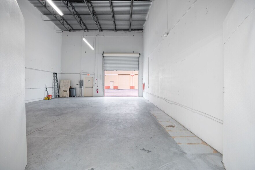 More Photos Of 787 Commerce Dr, Venice Warehouse For Lease