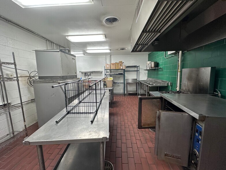 More Photos Of 423 S Union St, Traverse City General Retail For Sale