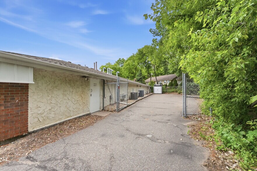 More Photos Of 251 8th St NW, Elk River Office For Sale