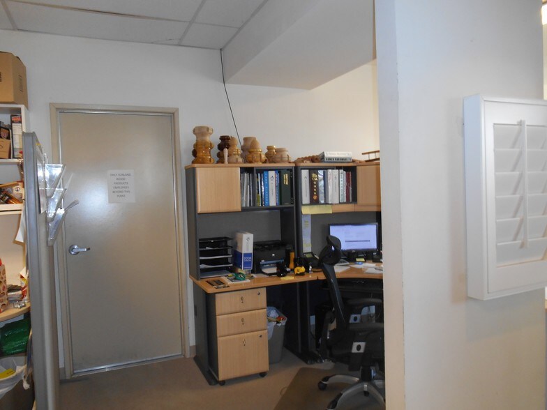 More Photos Of 7442 Varna Ave, North Hollywood Warehouse For Lease