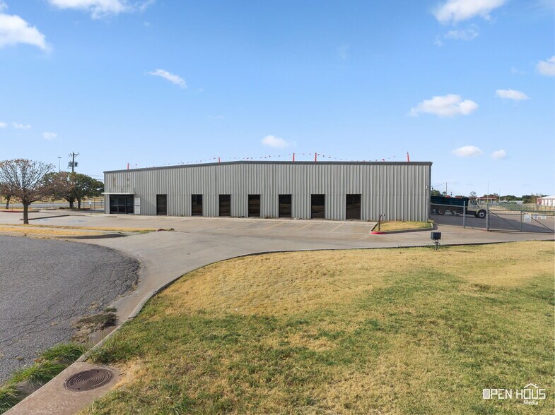 More Photos Of 2701 Southridge Dr, Wichita Falls Distribution For Lease