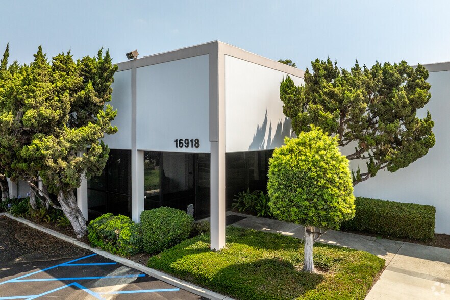 More Photos Of 16918 Edwards Rd, Cerritos Warehouse For Lease