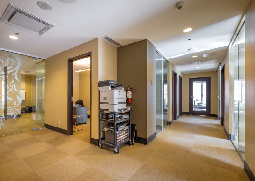 More Photos Of 480 Robson St, Vancouver Apartments For Lease