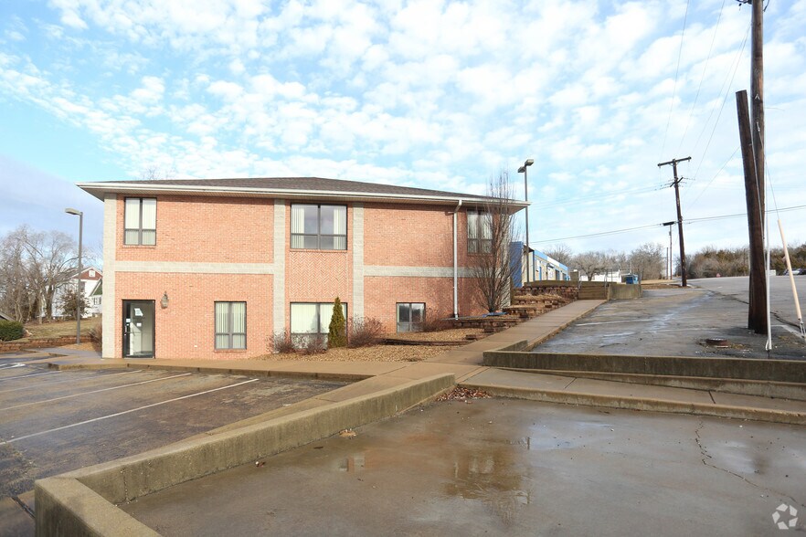 More Photos Of 326 E High St, Potosi Office For Sale