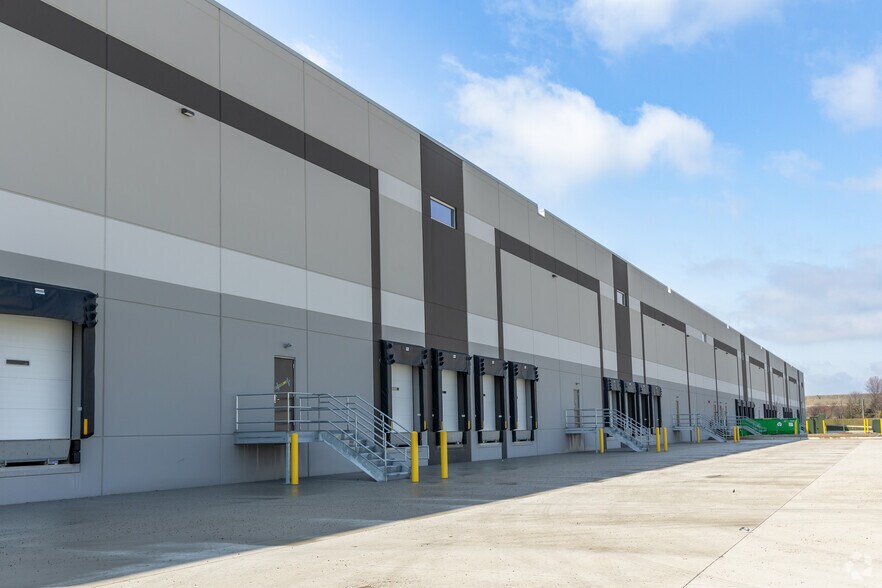 More Photos Of 4051 E Main St, Saint Charles Unknown For Lease