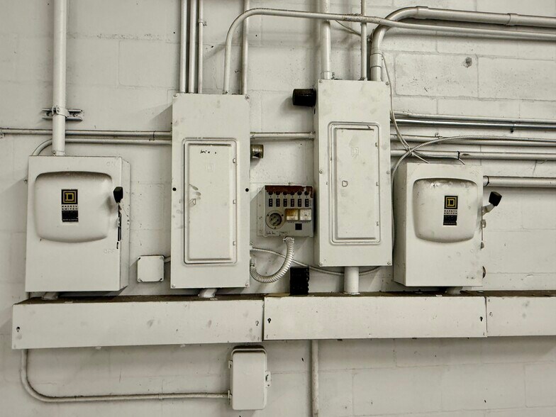 More Photos Of 12388 Starkey Rd, Largo Warehouse For Lease