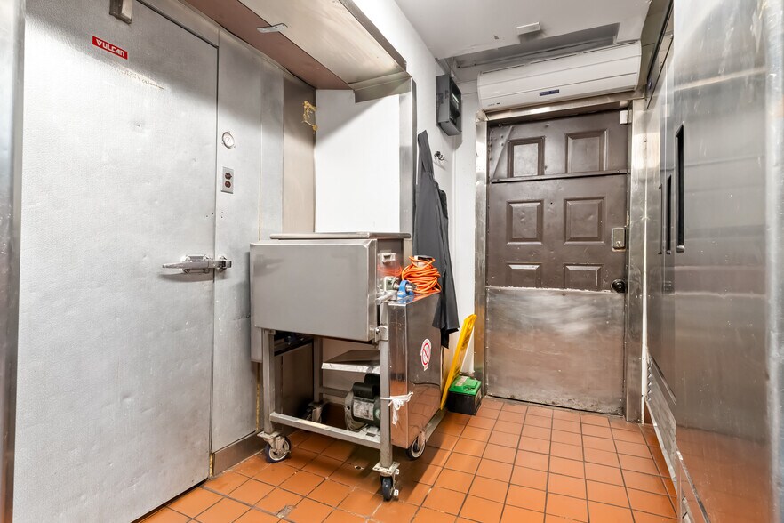 More Photos Of 1884 Arizona 95, Bullhead City General Retail For Sale