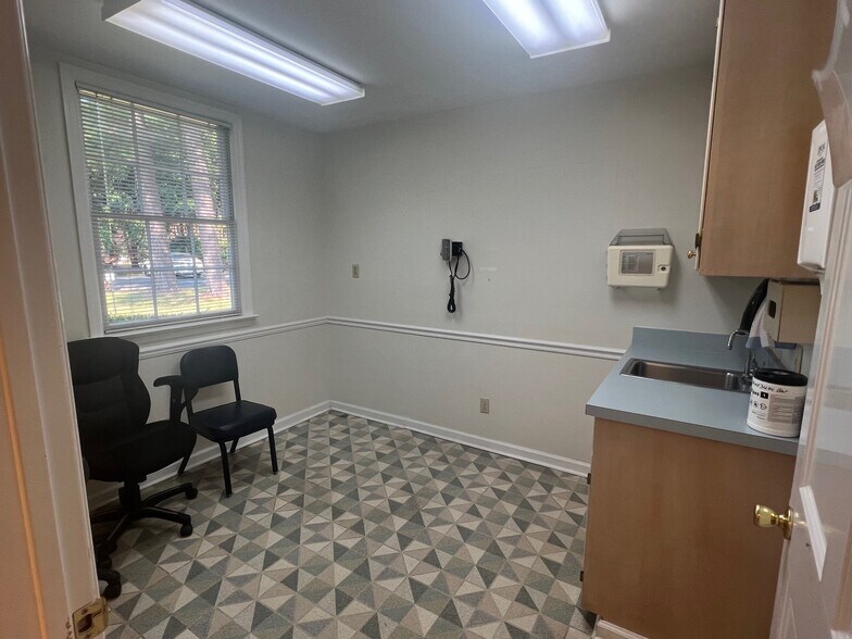 More Photos Of 916 S Broad St, Thomasville Medical For Lease