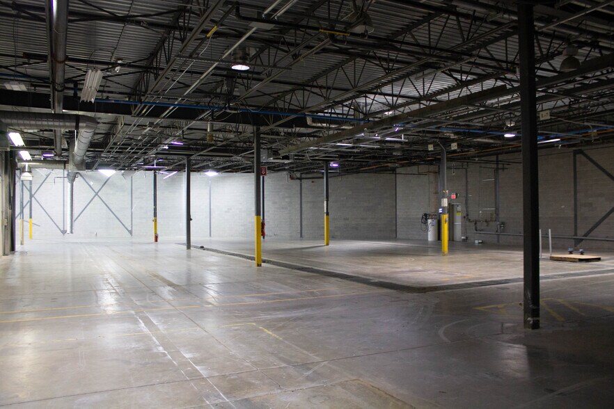 More Photos Of 3695 Aut des Laurentides (A-15) Desste E, Laval Manufacturing For Lease