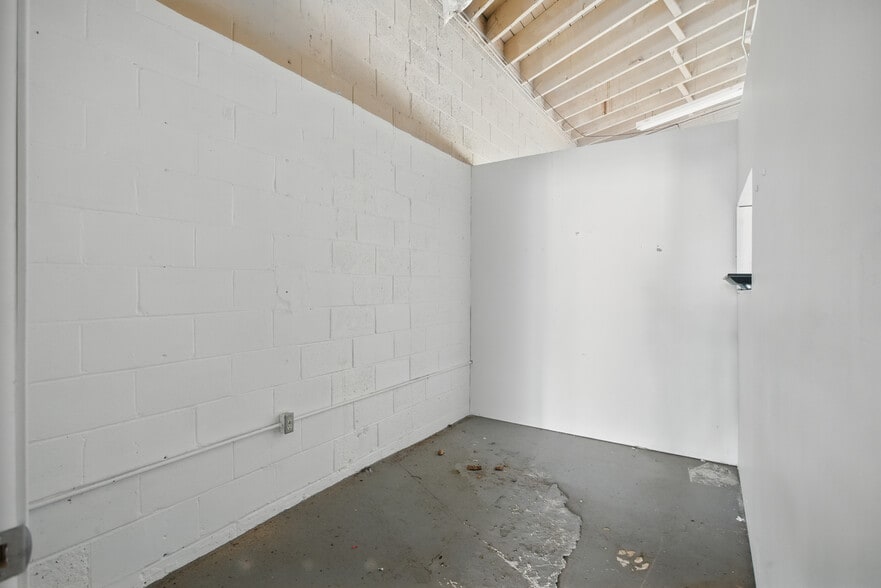 More Photos Of 14049-14051 Gratiot Ave, Detroit Storefront Retail Office For Sale