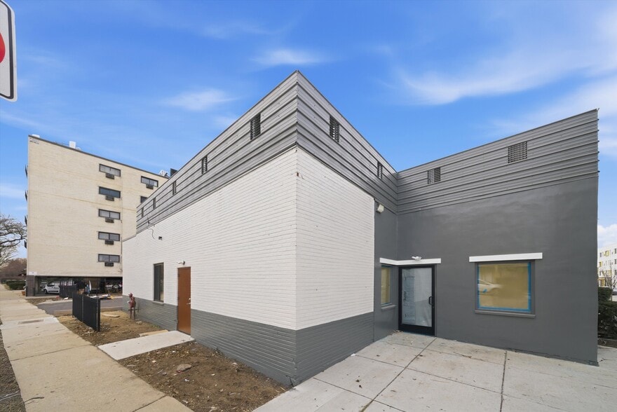 More Photos Of 2201 W Howard St, Chicago Restaurant For Lease