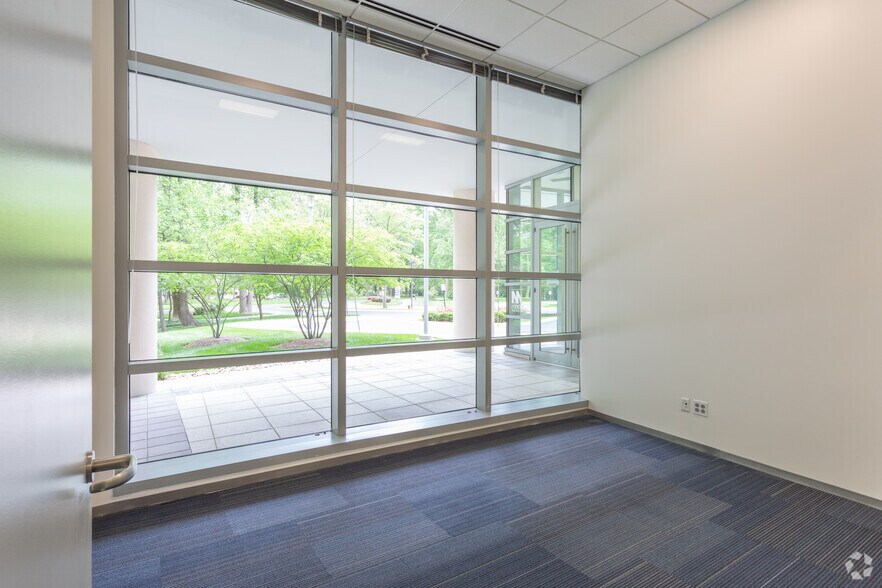 More Photos Of 3120 Fairview Park Dr, Falls Church Office For Lease
