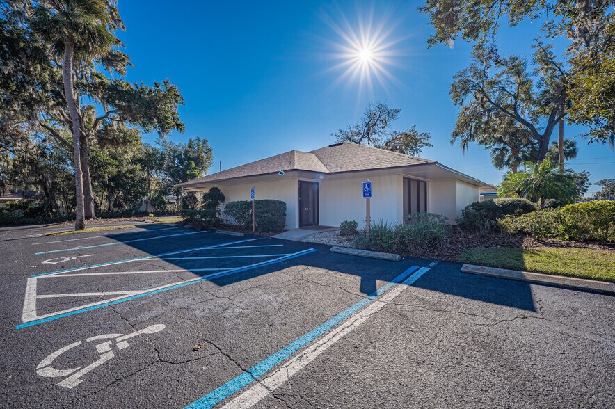 Primary Photo Of 801 N Bay st, Eustis Medical For Sale