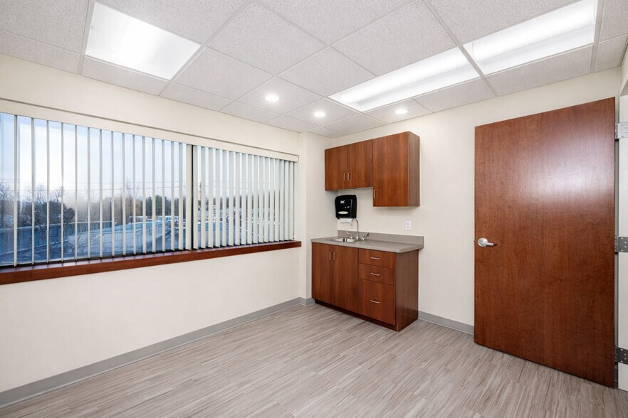 More Photos Of 85 Barnes Rd, Wallingford Medical For Lease