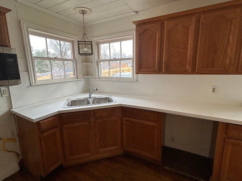 More Photos Of 404 N Henderson Blvd, Kilgore Office For Lease