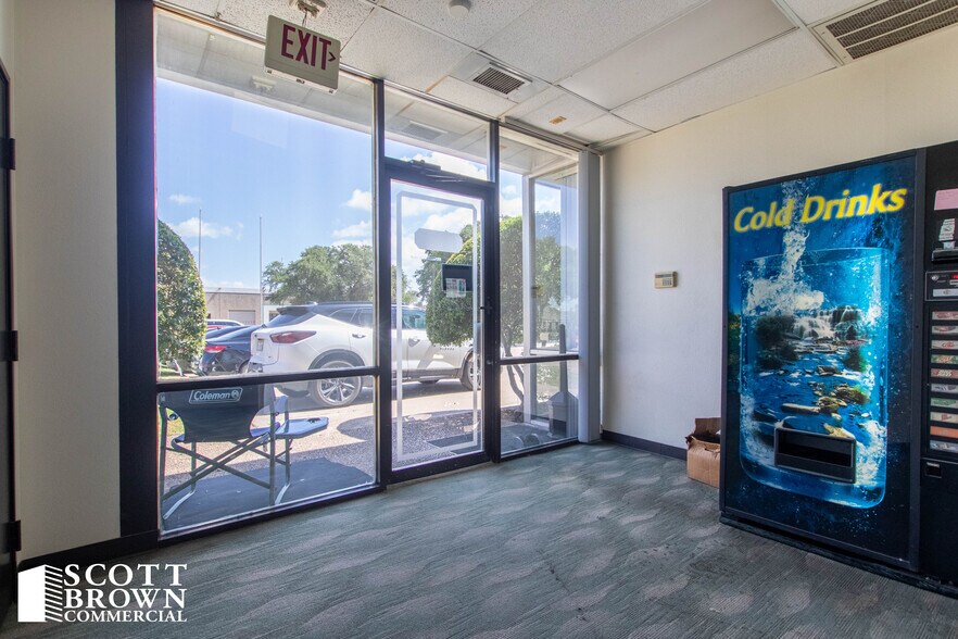 More Photos Of 10810 Alder Cir, Dallas Light Manufacturing For Lease