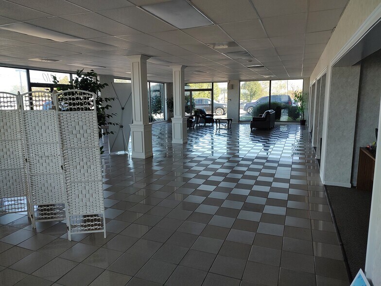 More Photos Of 1210 Madison St, Shelbyville Freestanding For Lease