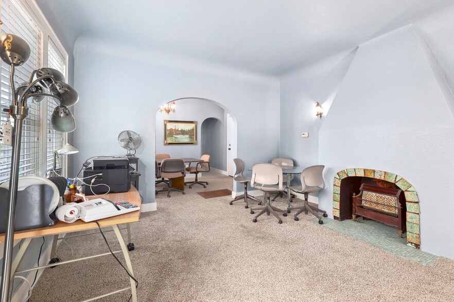 More Photos Of 355 N College Ave, Fayetteville Office Residential For Lease