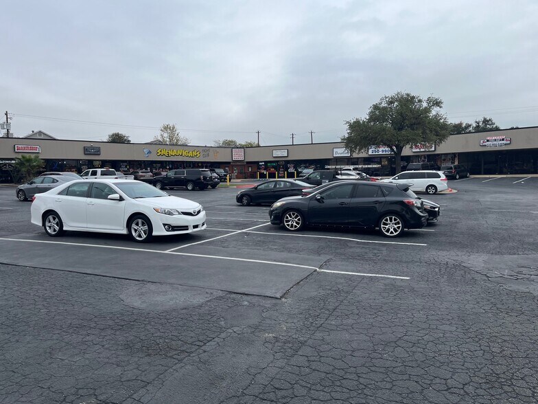 More Photos Of 13233 Pond Springs Rd, Austin Freestanding For Sale