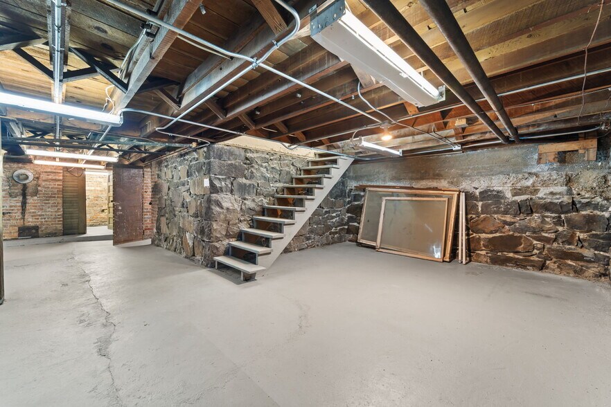 More Photos Of 102 Crosby St, Tekoa Flex For Sale