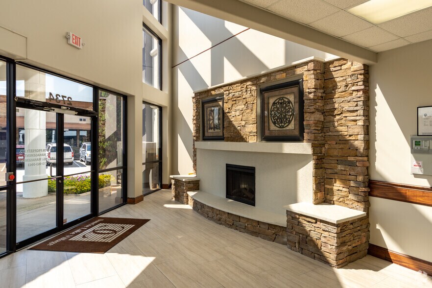 More Photos Of 2734 W Sunrise Blvd, Pearland Office For Lease