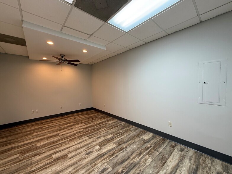 More Photos Of 104-A Commerce Pl, Goose Creek Flex For Lease