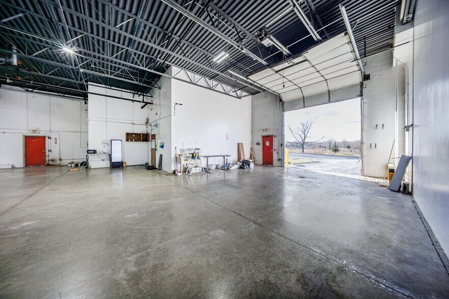 More Photos Of 1221 Commerce Dr, Crete Warehouse For Lease