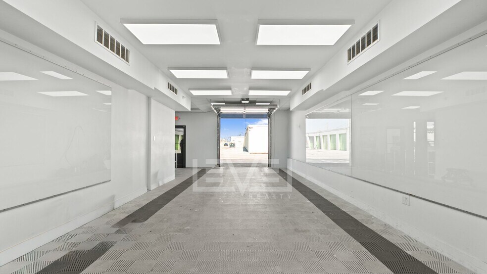 More Photos Of 3472 NE 5th Ave, Oakland Park Showroom For Lease