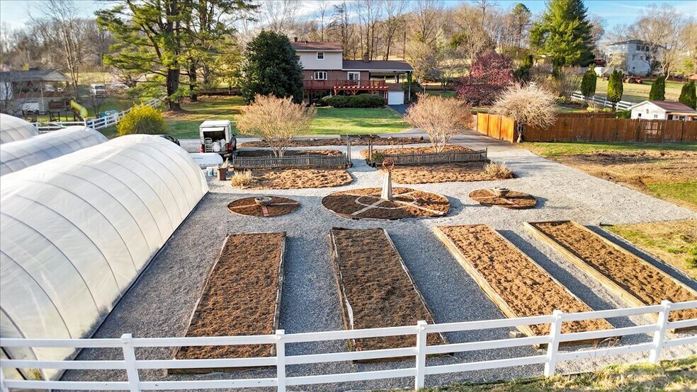 More Photos Of 1356 Coopers Cove Rd, Hardy Specialty For Sale