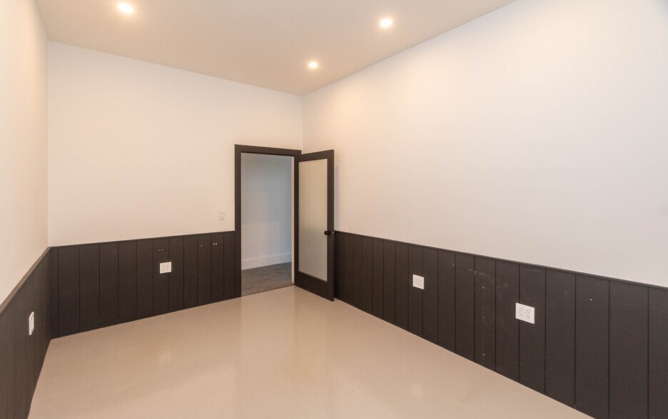 More Photos Of 1402 Route 300, Newburgh Showroom For Sale