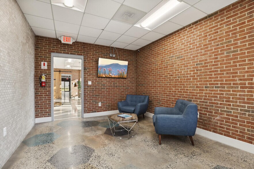 More Photos Of 1508 Moran Rd, Sterling Showroom For Sale