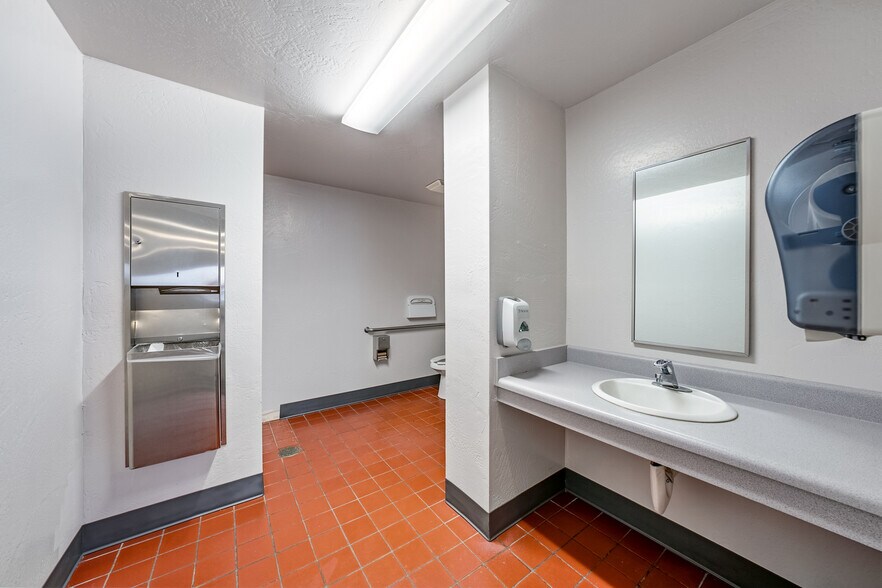 More Photos Of 7338 Crater Lake Hwy, White City Freestanding For Sale