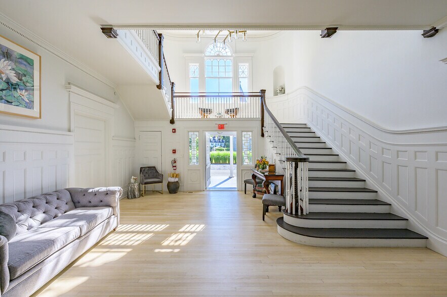 More Photos Of 2 Kemble St, Lenox Hospitality For Sale