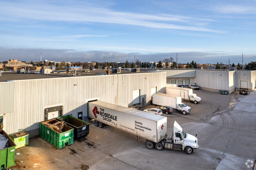 More Photos Of 1 Applewood Cres, Vaughan Showroom For Lease