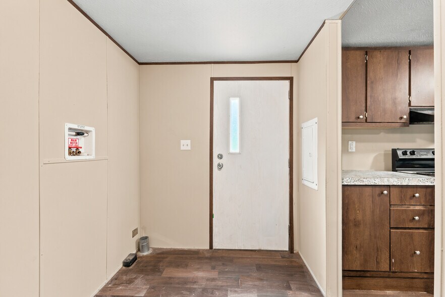 More Photos Of 7362 Washington Ave, Montgomery Flex For Sale