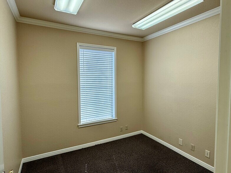 More Photos Of 12343 Hymeadow Dr, Austin Office For Lease