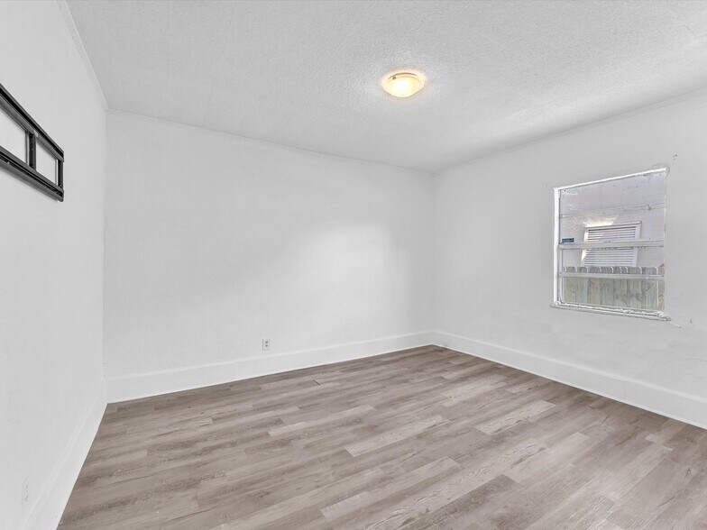 More Photos Of 1932 Dewey St, Hollywood Land For Sale