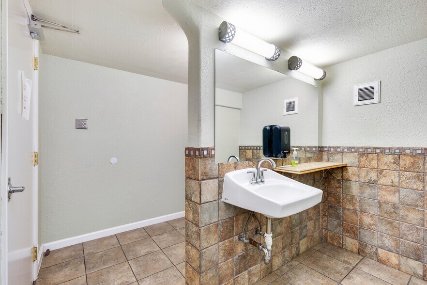 More Photos Of 8850 Ralston Rd, Arvada Medical For Lease