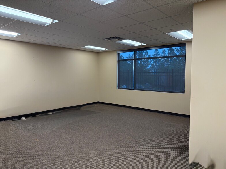 More Photos Of 4212 W Sunset Blvd, Spokane Flex For Sale