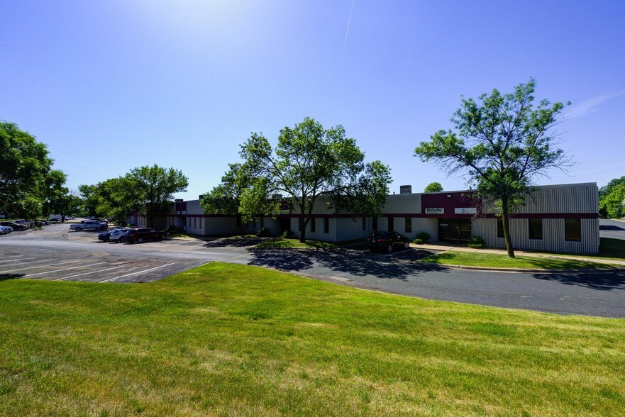 More Photos Of 9901-9927 Valley View Rd, Eden Prairie Showroom For Lease