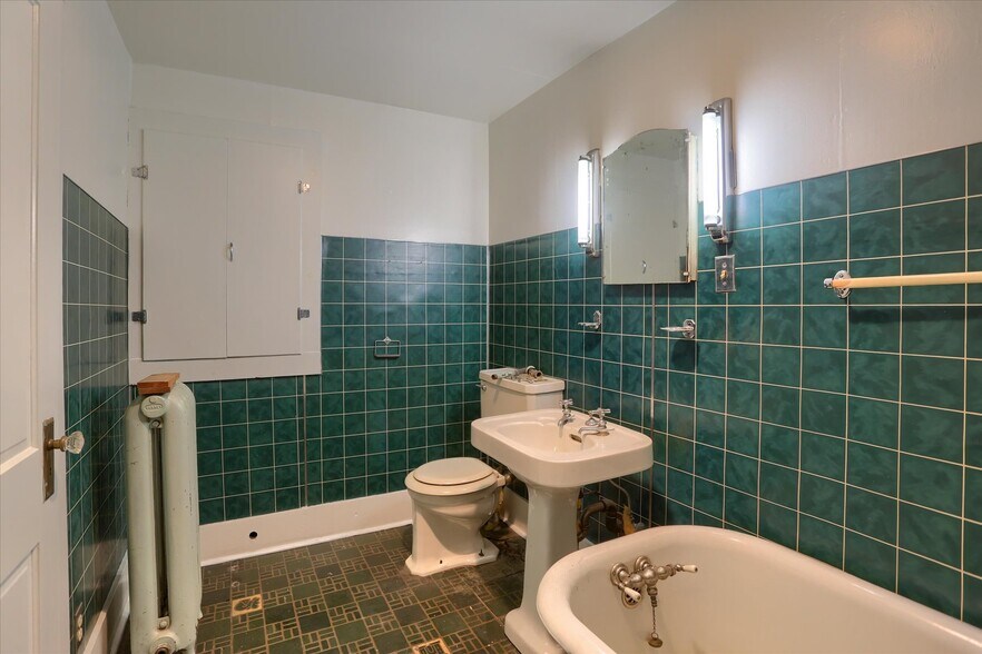 More Photos Of 3 S Market St, Shamokin Flex For Sale