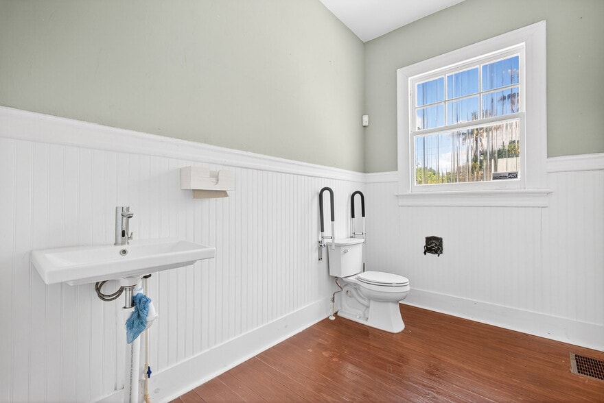 More Photos Of 1793 Fowler St, Fort Myers Freestanding For Sale