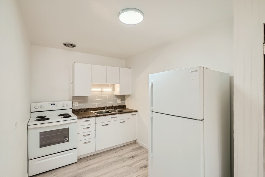 More Photos Of 1695 Clinton St, Aurora Apartments For Sale