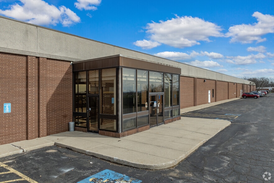 More Photos Of 23533 Mercantile Rd, Beachwood Showroom For Lease