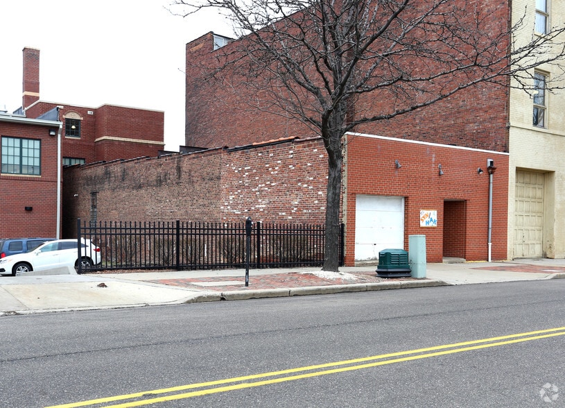 More Photos Of 48 S Summit St, Akron Warehouse For Lease